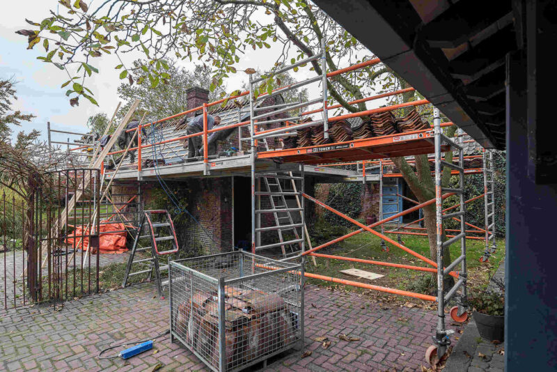 Renovatie van een particuliere woning met bijgebouwen. In dit geval dakrenovatie.