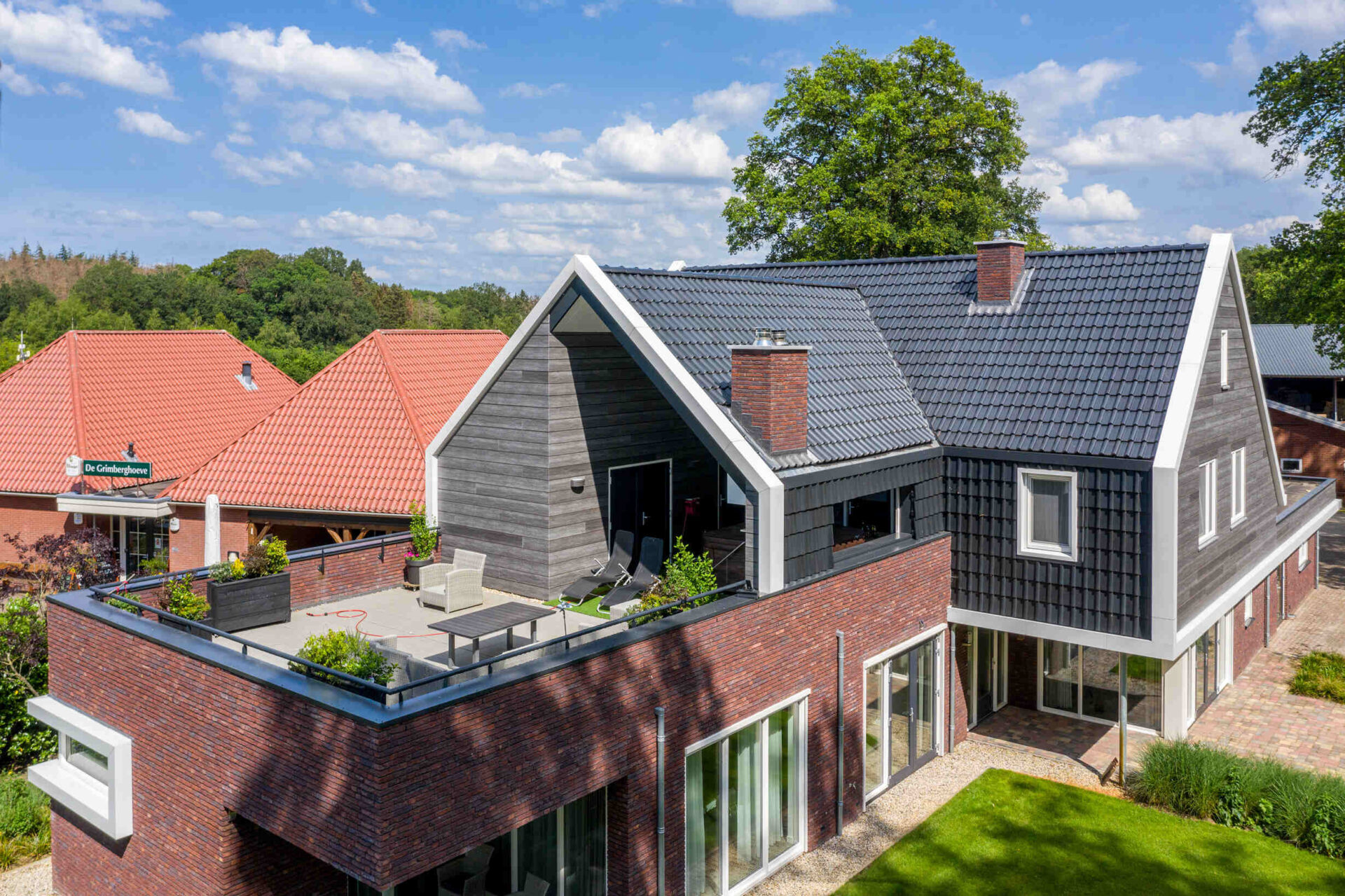 Dakterras gerealiseerd aan bestaande woning. Dakrenovatie. mooie combinatie van renoveren en wooncomfort toevoegen aan uw woning.