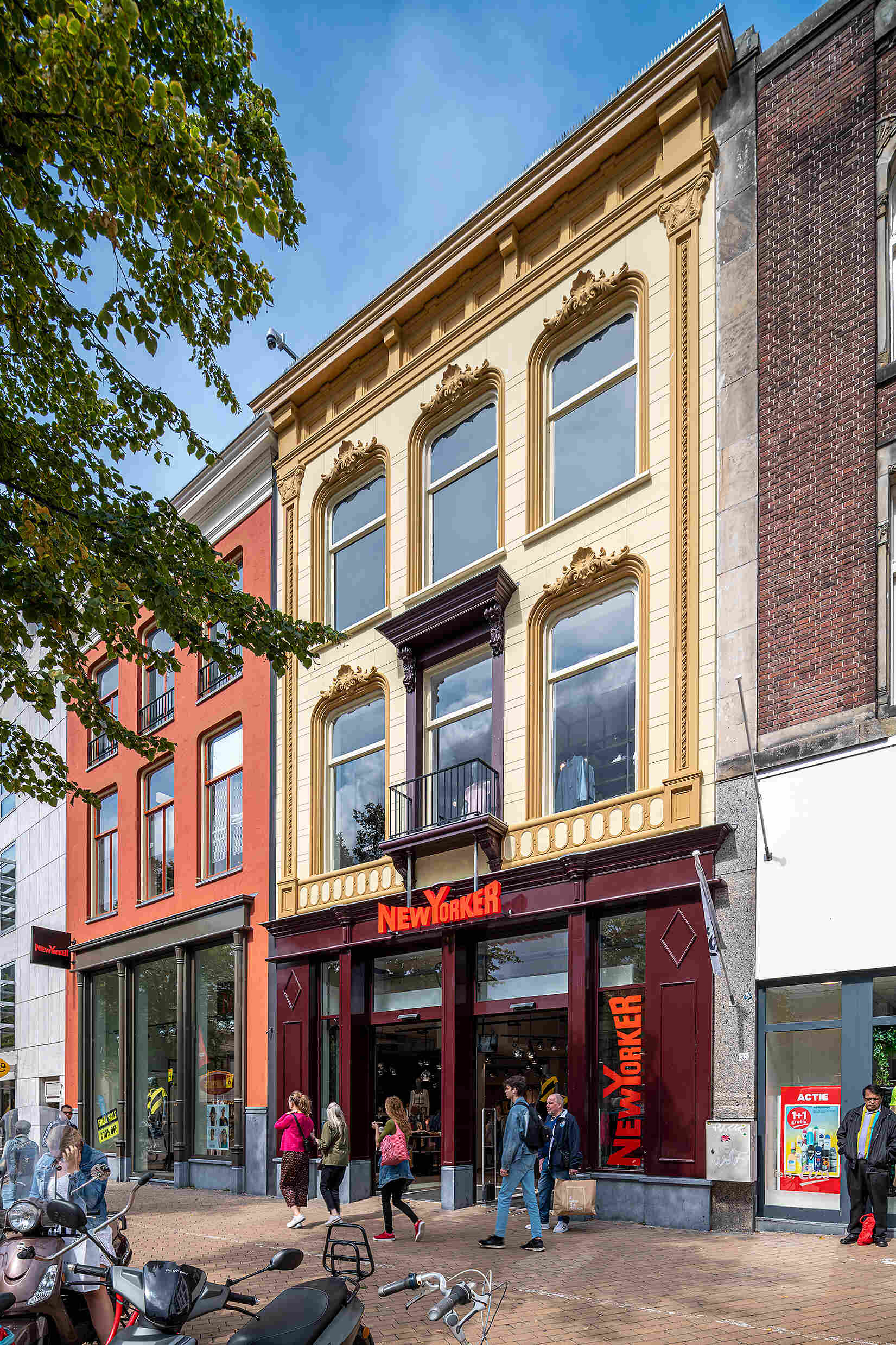 Restauratie van drie winkelpanden met name gericht op de gevel, maar door brede specialismen ook de winkels afgebouwd. Op de vismarkt in Groningen