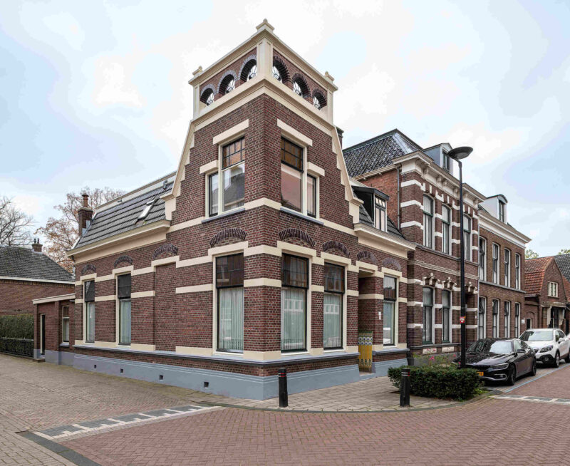 Gerestaureerde stadswoning in Rijssen. Autenthieke details in ere herstelt en direct verduurzaamd.