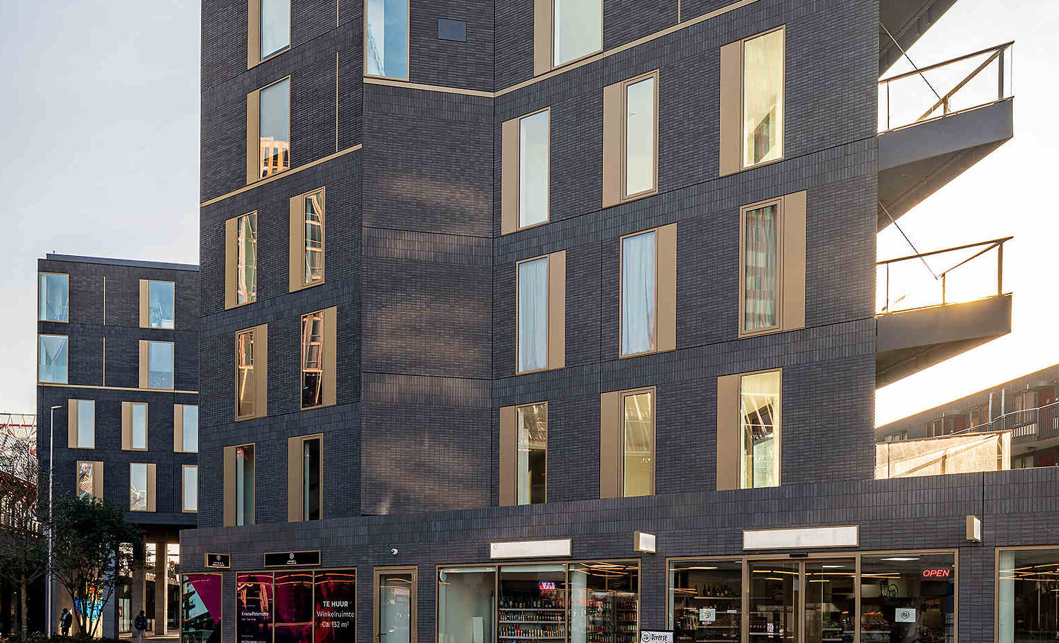 Transformatie van kantoorpand naar moderne luxe afgewerkte appartementen in hartje Almere. Allemaal voor oplevering al verhuurd.