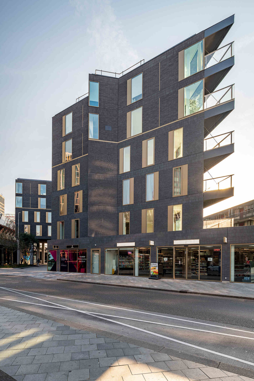 Transformeren-kantoorpanden naar appartementen dit in hartje Almere naast het centraal Station in opdracht van Kroonenberg Groep