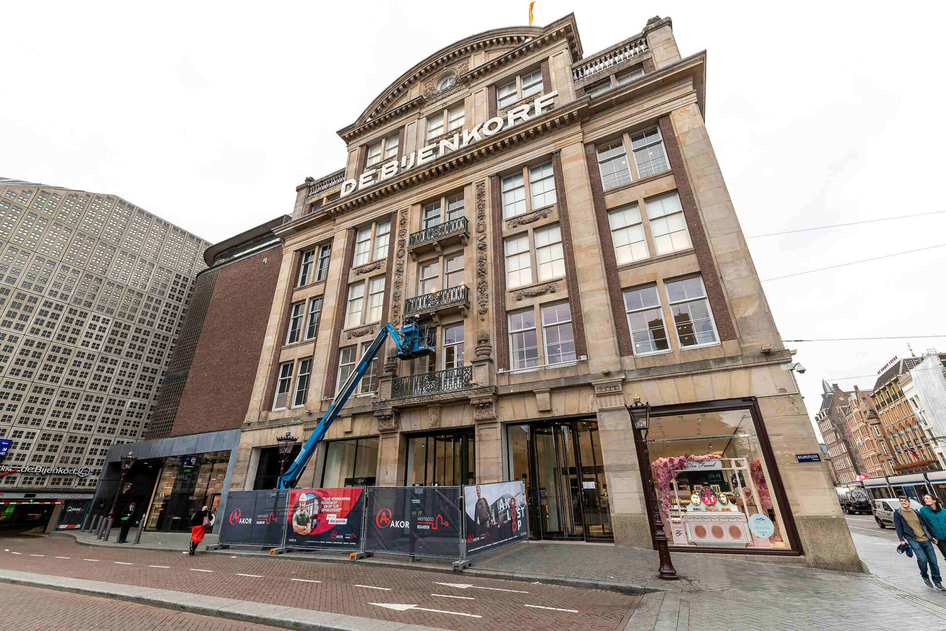 Vastgoedbeheer boven mandaat projecten. Onderhoud van de monumentale balkonnen aan de bijenkorf in Amsterdam