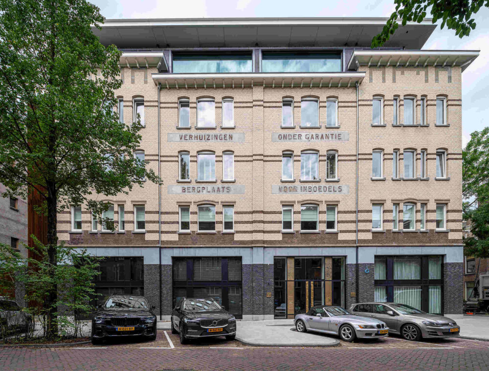 Depot Zuid in Amsterdam, voormalig opslag van Rijksmuseum, fabriekshal en kantoren, verbouwd tot Luxe appartementen.