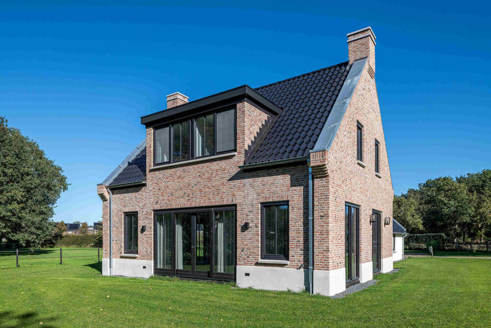 Particuliere woning - verbouwing van een bestaande woning. Gevels en dak vervangen met als resultaat een woning die er uit ziet als nieuw
