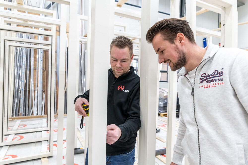 Nauwe samenwerking tussen AKOR Vastgoedbeheer en de aannemerstak. Hier afstemming tussen kantoor en Werkplaats