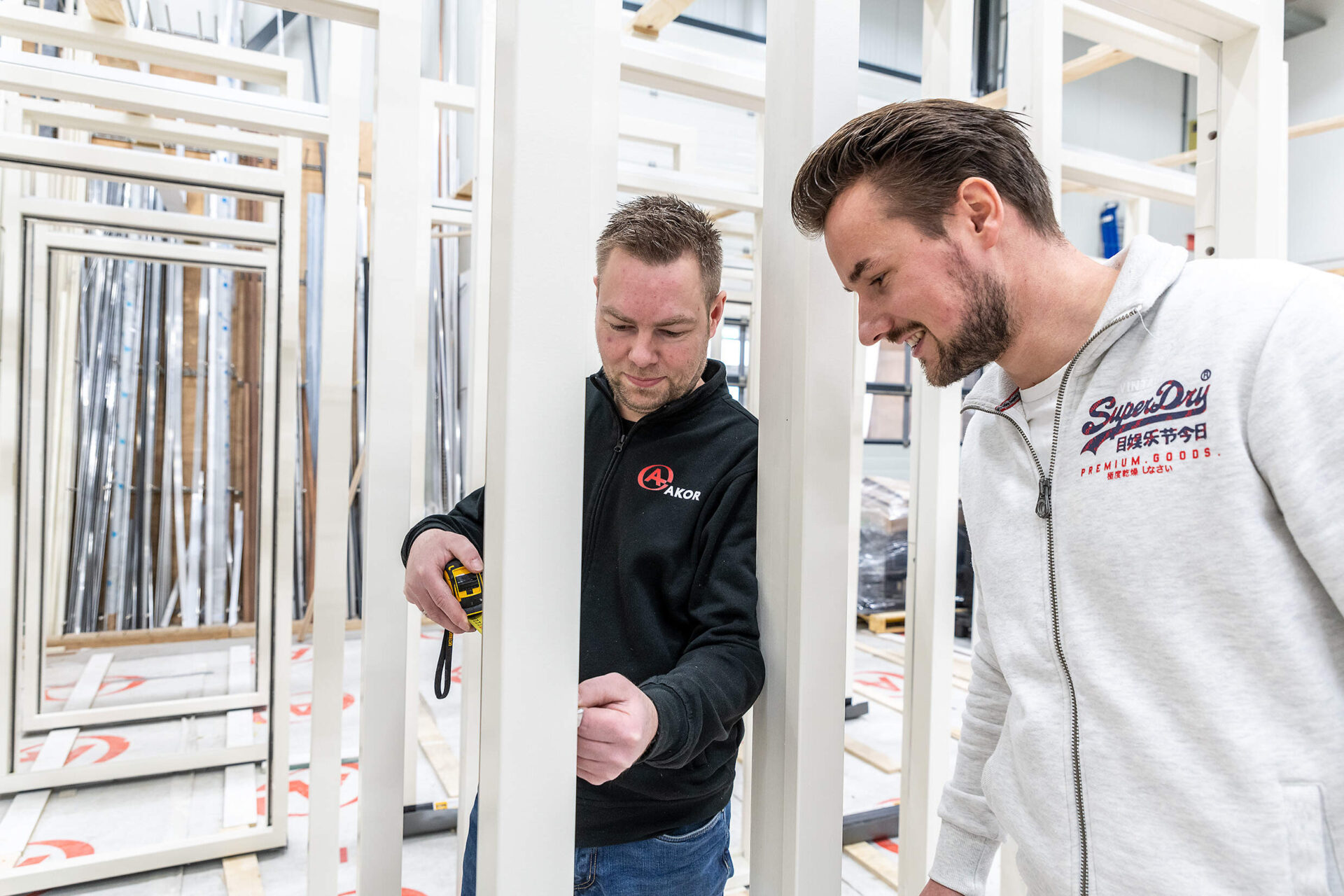 Nauwe samenwerking tussen AKOR Vastgoedbeheer en de aannemerstak. Hier afstemming tussen kantoor en Werkplaats