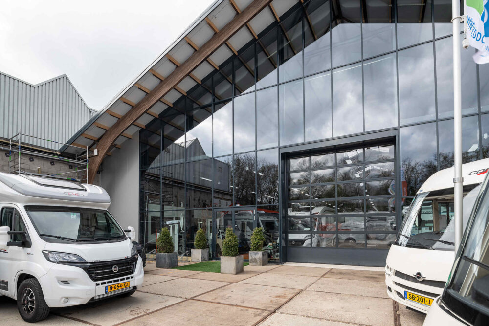 Transformeren-fabrieksloods naar Campershowroom en werkplaats-Delft-DuyndamCampers