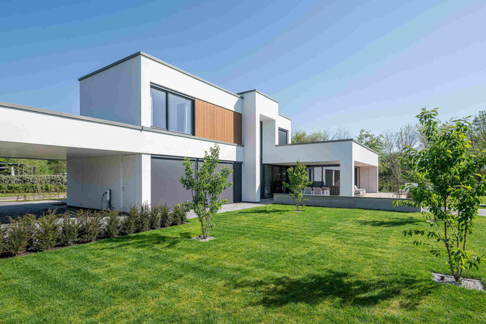Nieuwbouwwoning in moderne stijl. Wit gestukt en duurzaam hout. Strakke lijnen.
