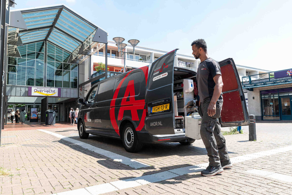AKOR vastgoedbeheer, servicemannen door heel Nederland die aan rijden voor de kleine onderhoudswerkzaamheden. Groot netwerk, dus altijd iemand in de buurt en vaak kosten efficiënt door klussen te combineren