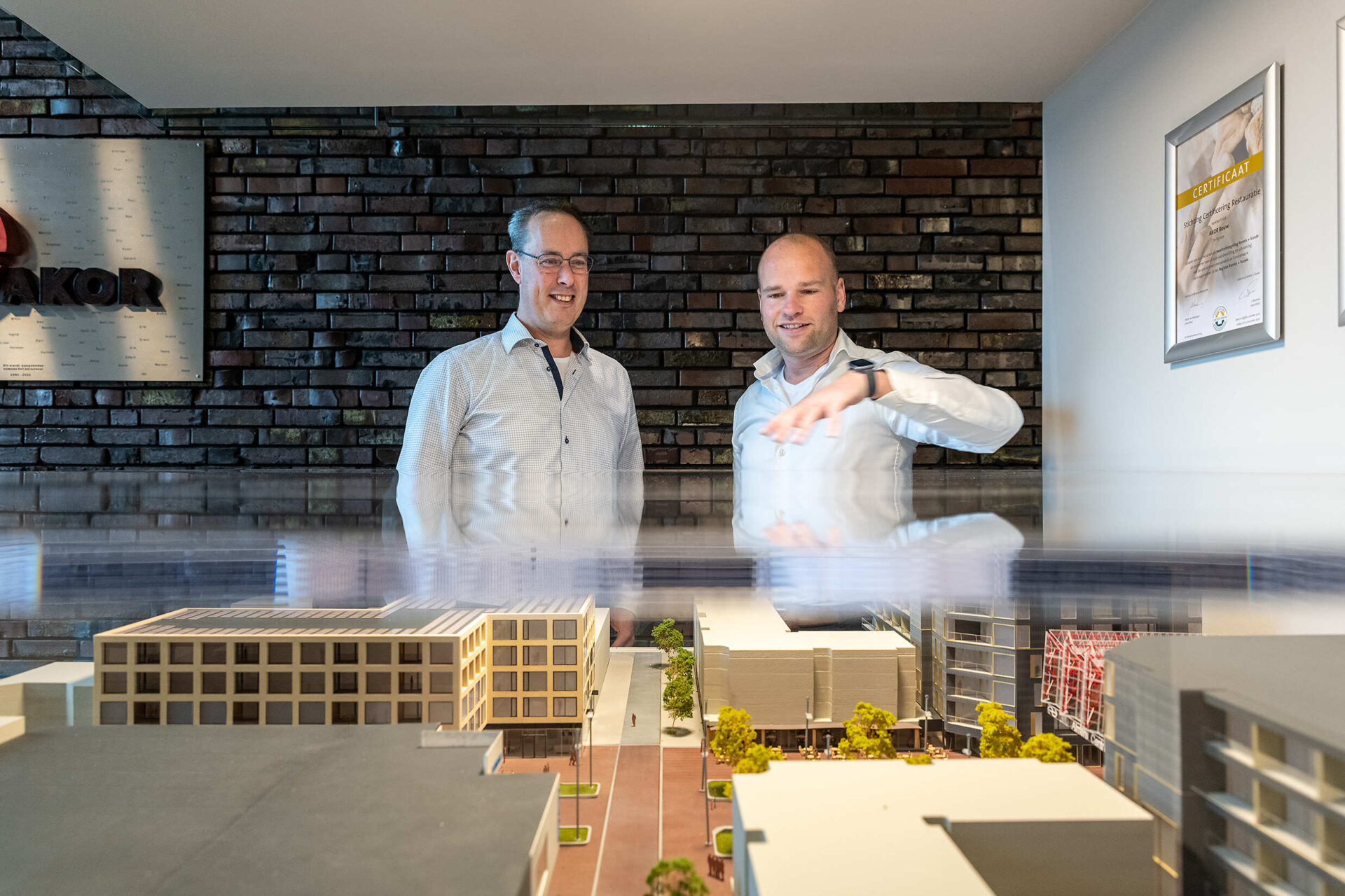 Opdrachtgever en accountmanager van AKOR bij maquette. Het is belangrijk om de wensen en doelstellingen zo vroeg mogelijk en zo goed mogelijk vast te stellen.