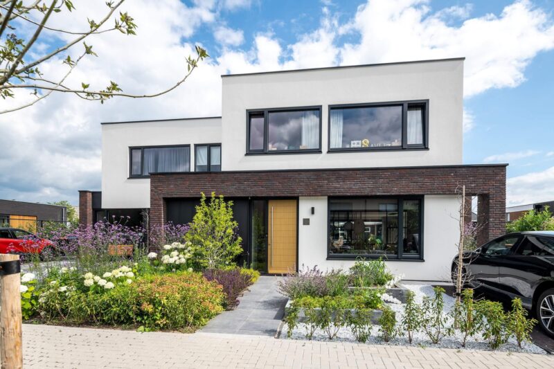 Nieuwbouwwoning diverse materialen met kangoeroewoning.