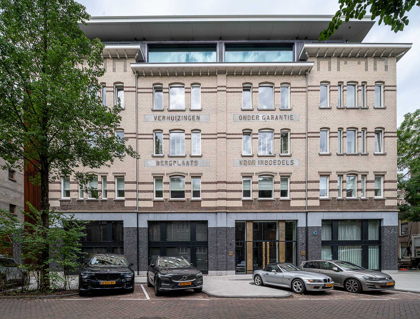 Foto van de voorgevel van Depot Zuid- Inbreiding en renovatie-voormalig kunstopslag rijksmuseum in Amsterdam. Project heeft geresulteerd in luxe afgewerkte appartementen in Hartje Amsterdam.