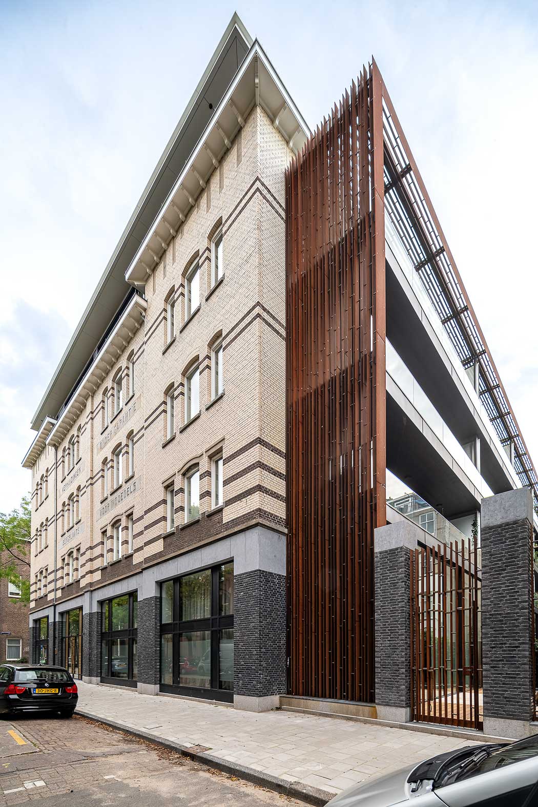 Foto van detail zijgevel van Depot Zuid- Inbreiding en renovatie-voormalig kunstopslag rijksmuseum in Amsterdam. Project heeft geresulteerd in luxe afgewerkte appartementen in Hartje Amsterdam.