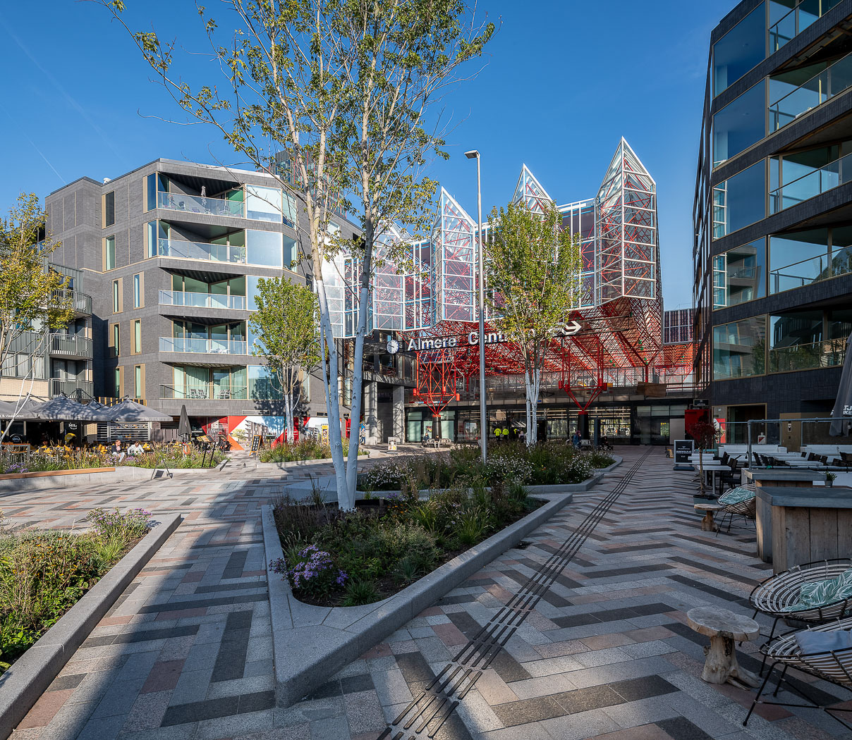Foto gevel west woningen met commerciele plint Transformatie Metropool Oost en West Almere. Van kantoorruimte naar Woningen.