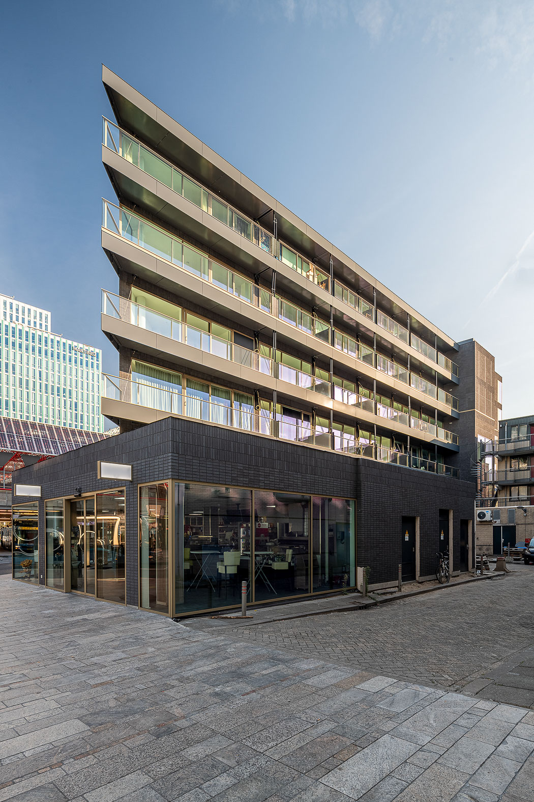 Foto gevel oost woningen met commerciele plint Transformatie Metropool Oost en West Almere. Van kantoorruimte naar Woningen.