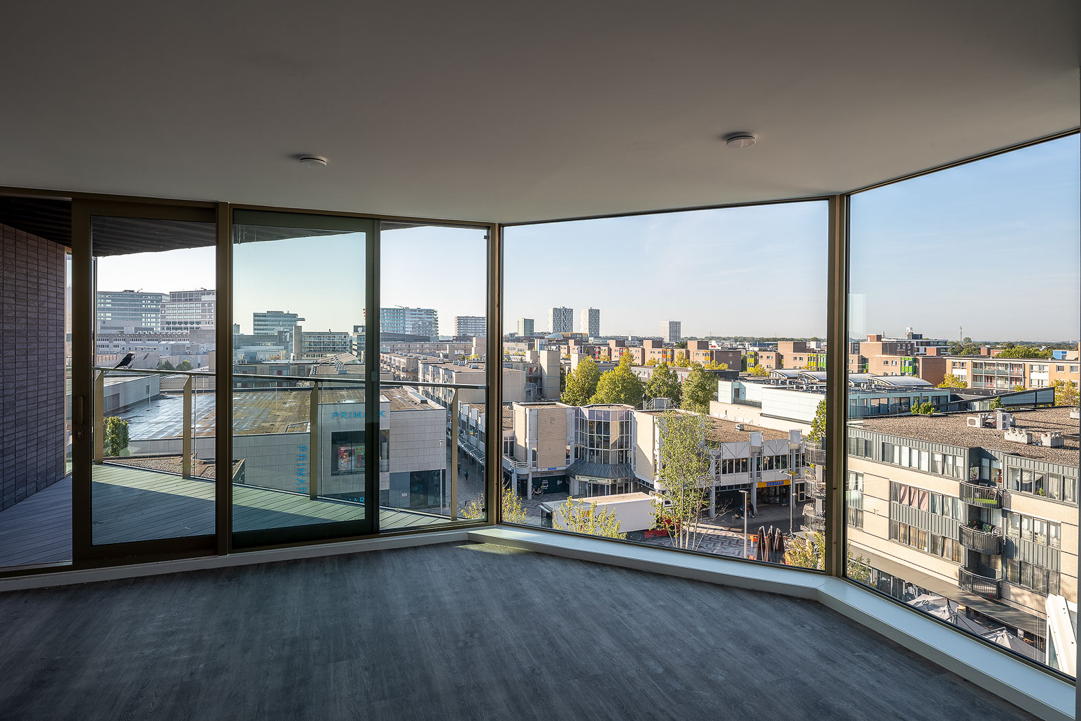 Detailfoto balkonaansluiting Transformatie Metropool Oost en West Almere. Van kantoorruimte naar Woningen.