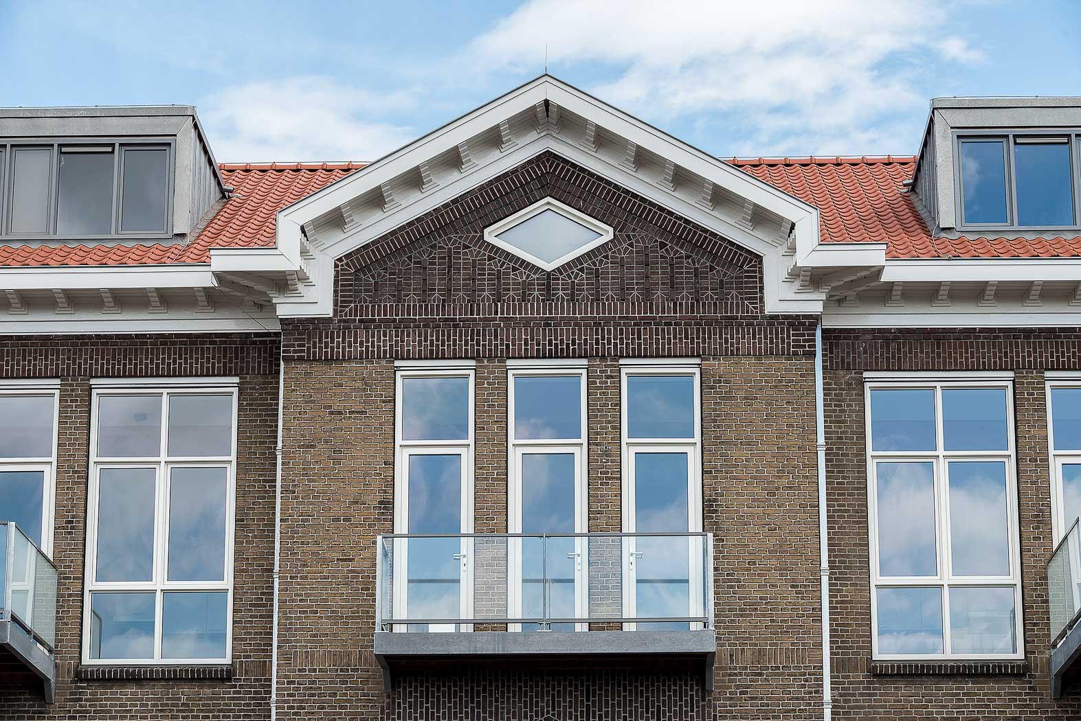 Detail gevel en dakoverstek Riethuys Almelo, voormalig schoolgebouw getransformeerd naar 34 sociale huur appartementen.