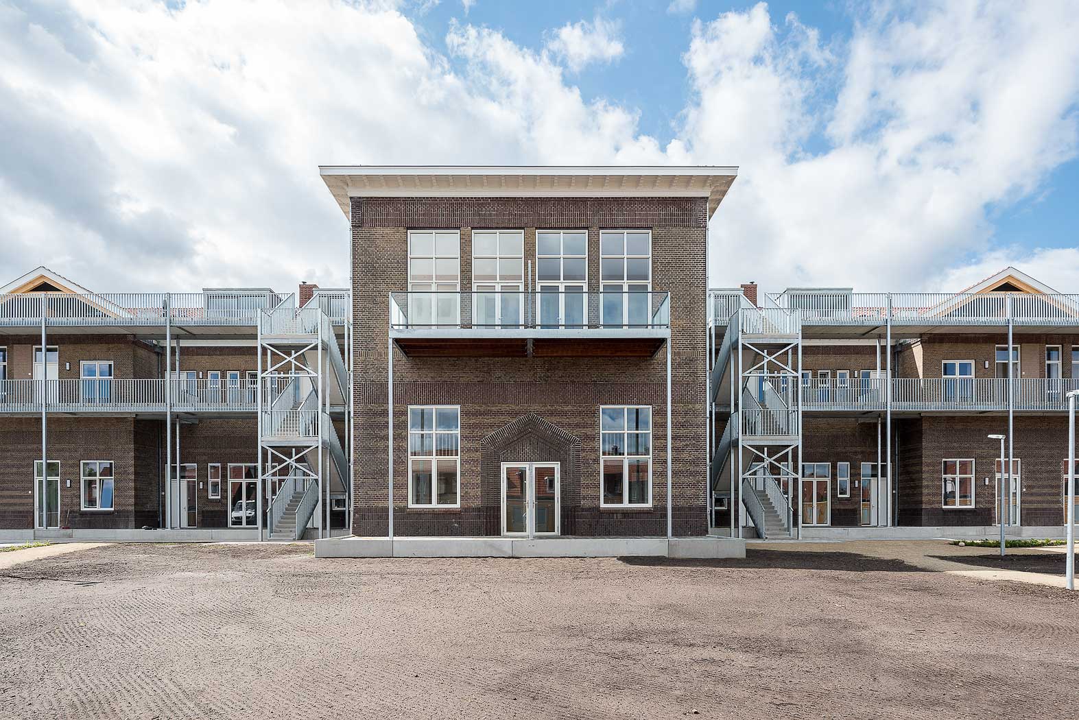 Achtergevel Riethuys Almelo, voormalig schoolgebouw getransformeerd naar 34 sociale huur appartementen.