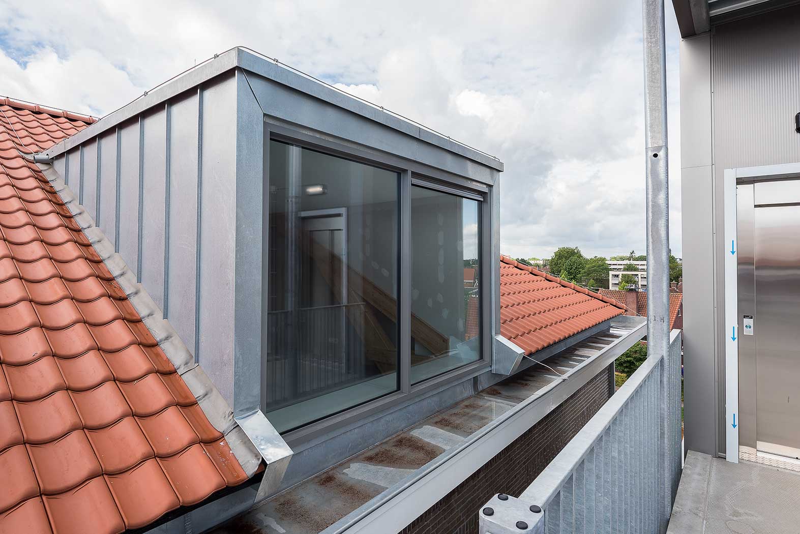 Detail dak met nieuwe dakkapel. Riethuys Almelo, voormalig schoolgebouw getransformeerd naar 34 sociale huur appartementen.