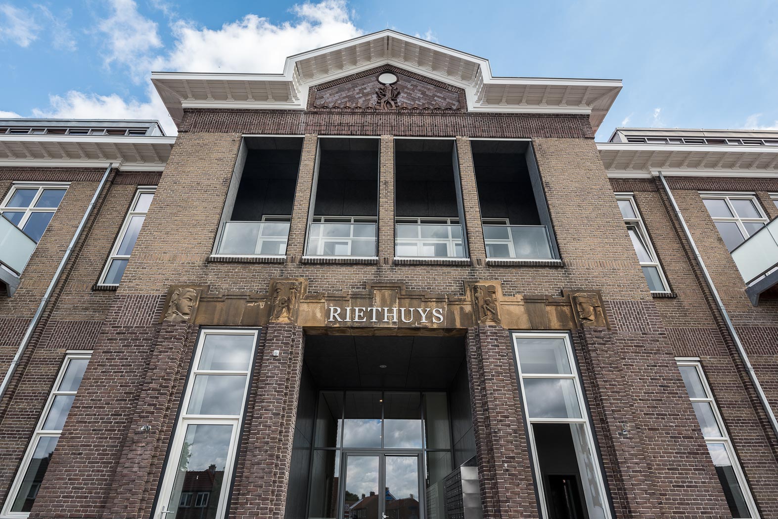 Voorgevel Riethuys Almelo, voormalig schoolgebouw getransformeerd naar 34 sociale huur appartementen.