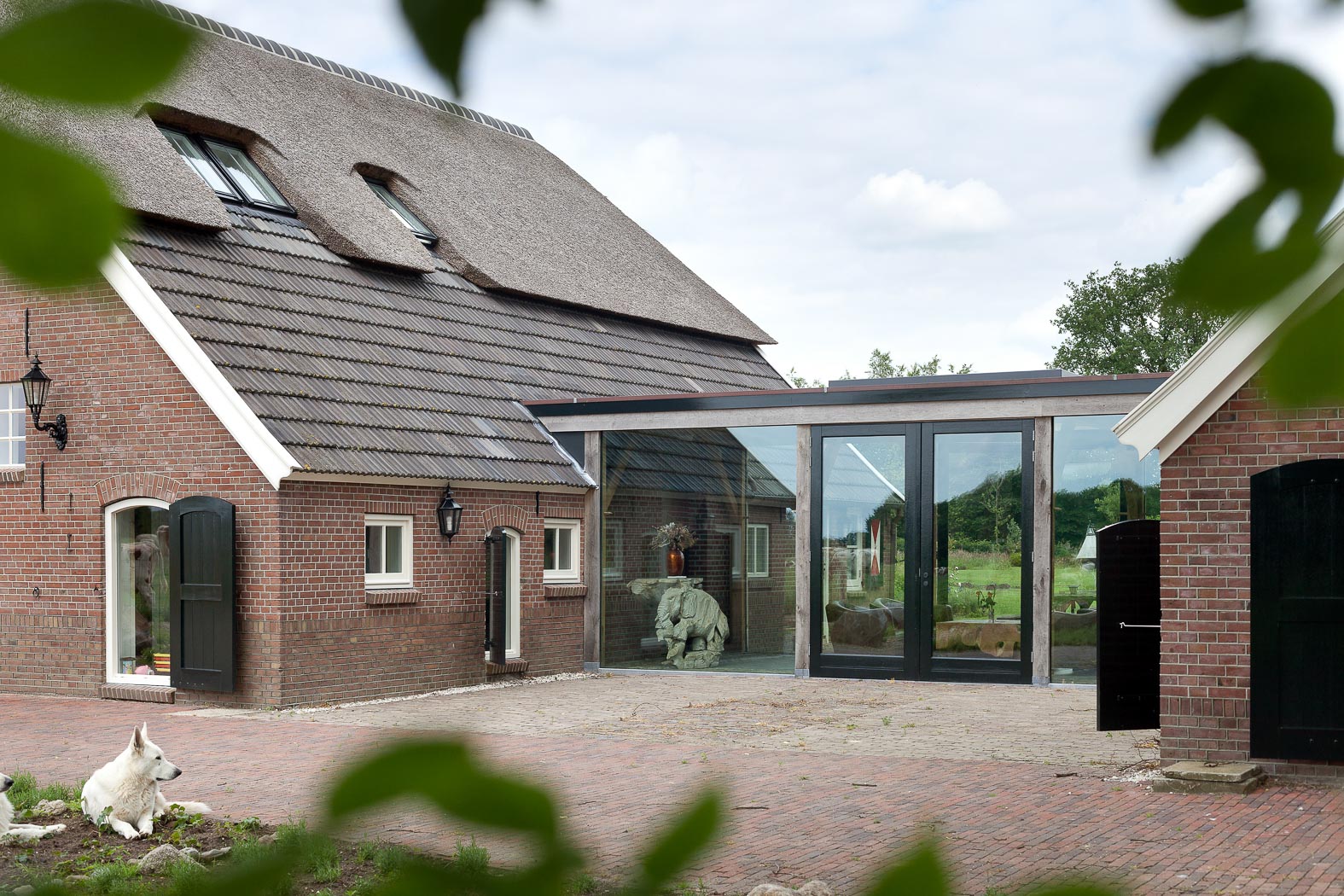 Verbouwing woonboerderij met verbindende tussenbouw