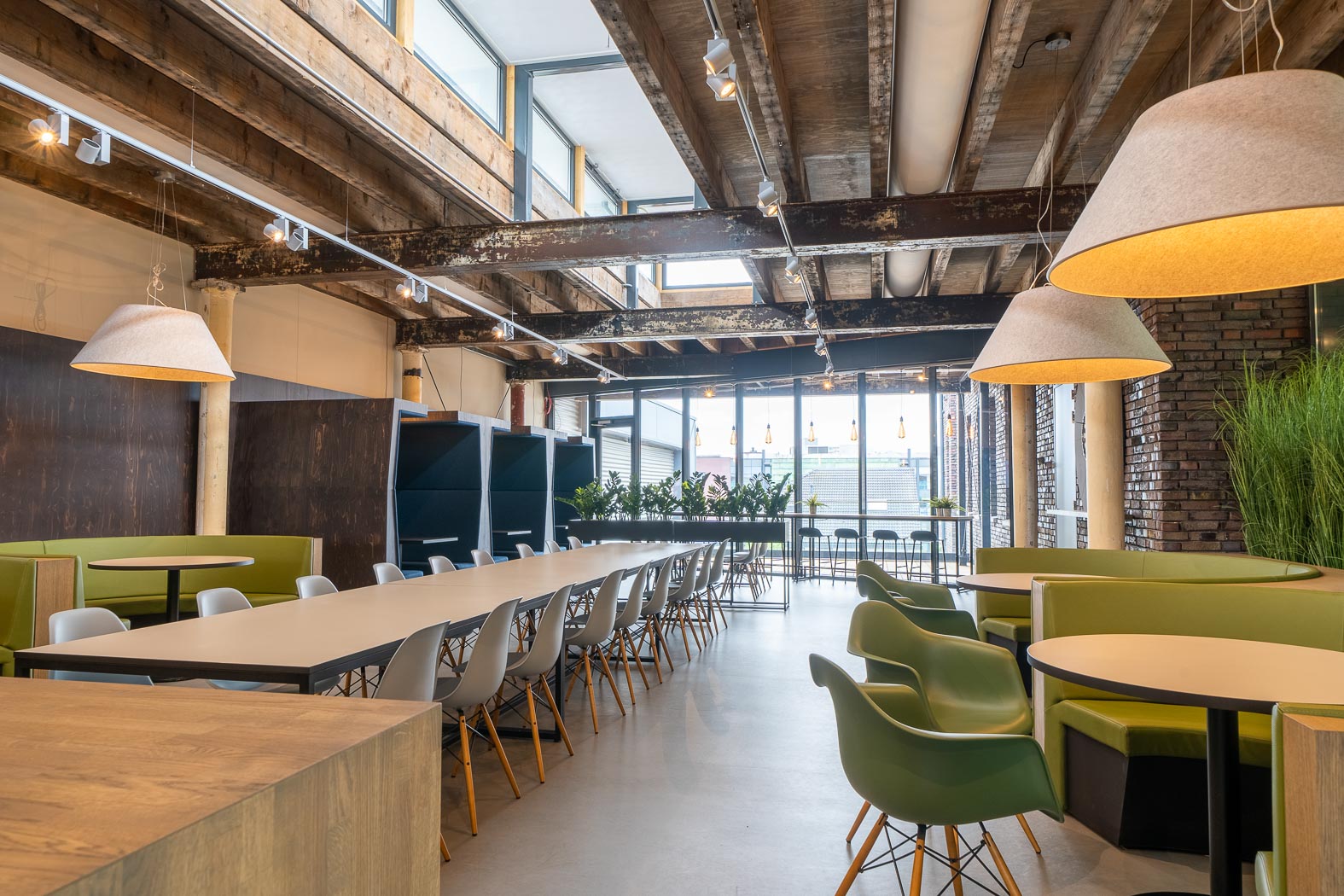 AKOR RIjssen - foto van het AKOR Café de kantine van AKOR die is opgebouwd uit circulaire materialen.