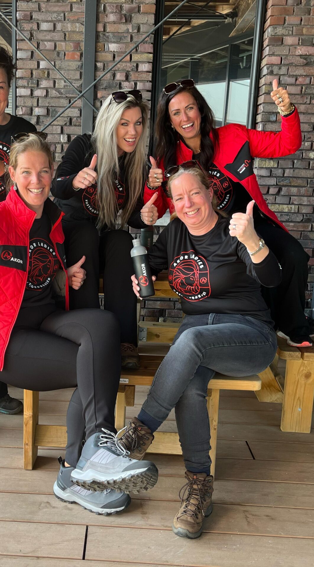 Foto van Wandelteam de 30 van Zandvoort, gesponsord door AKOR op eigen initaitief inzetten voor onderzoek naar kanker. Sportiviteit en maatschappelijke betrokkenheid gecombineerd.
