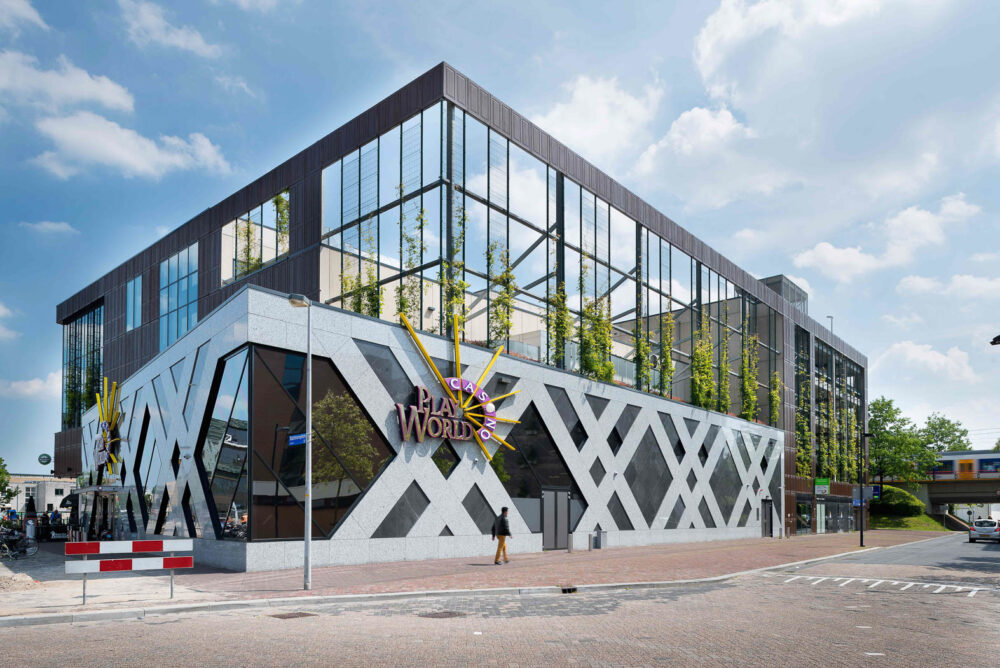 Bijzondere gevel in Almere buiten. mooi lijnenspel. Een pand kan een volledige look en feel krijgen zonder dat het gesloopt hoeft te worden. We slopen de gevel, laten het casco staan en bouwen een nieuwe gevel die voldoet aan de duurzaamheidseisen en estetiek van nu.