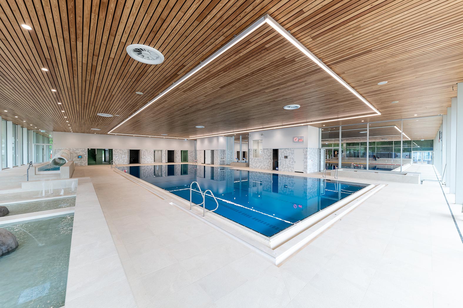 Nieuwbouw zwembad, zelfsvoorzienend en volledig gericht op duurzaamheid gebouwd. Recreatiebad.