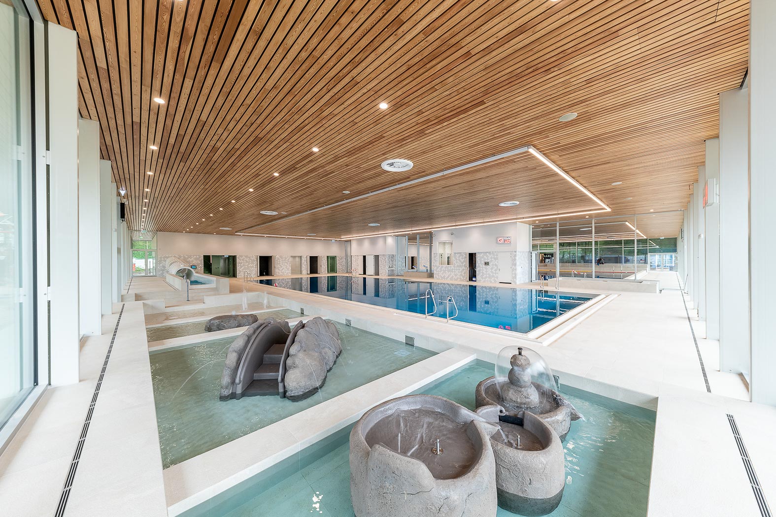 Nieuwbouw zwembad, zelfsvoorzienend en volledig gericht op duurzaamheid gebouwd. volledig opgebouwd uit natuurlijke materialen en met beperkt kleurgebruik zodat het opgaat in de groene omgeving.