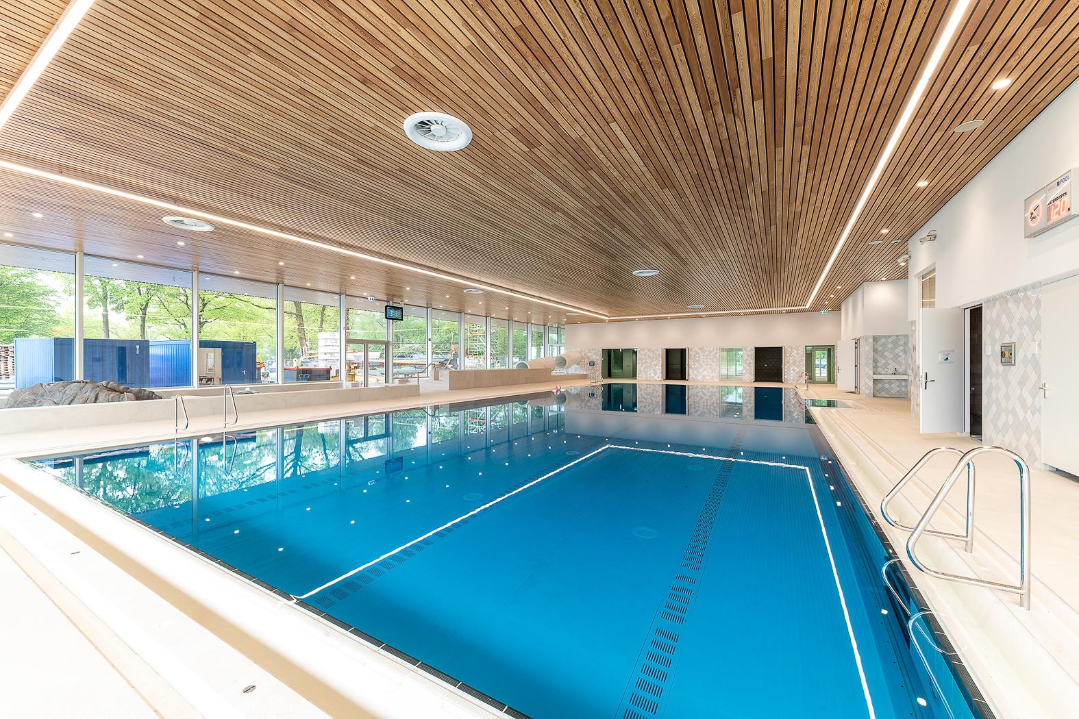 Nieuwbouw zwembad, zelfsvoorzienend en volledig gericht op duurzaamheid gebouwd. Recreatiebad.