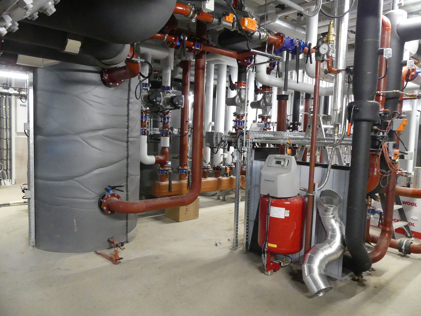Nieuwbouw zwembad, zelfsvoorzienend en volledig gericht op duurzaamheid gebouwd. Technische ruimte in aanbouw.