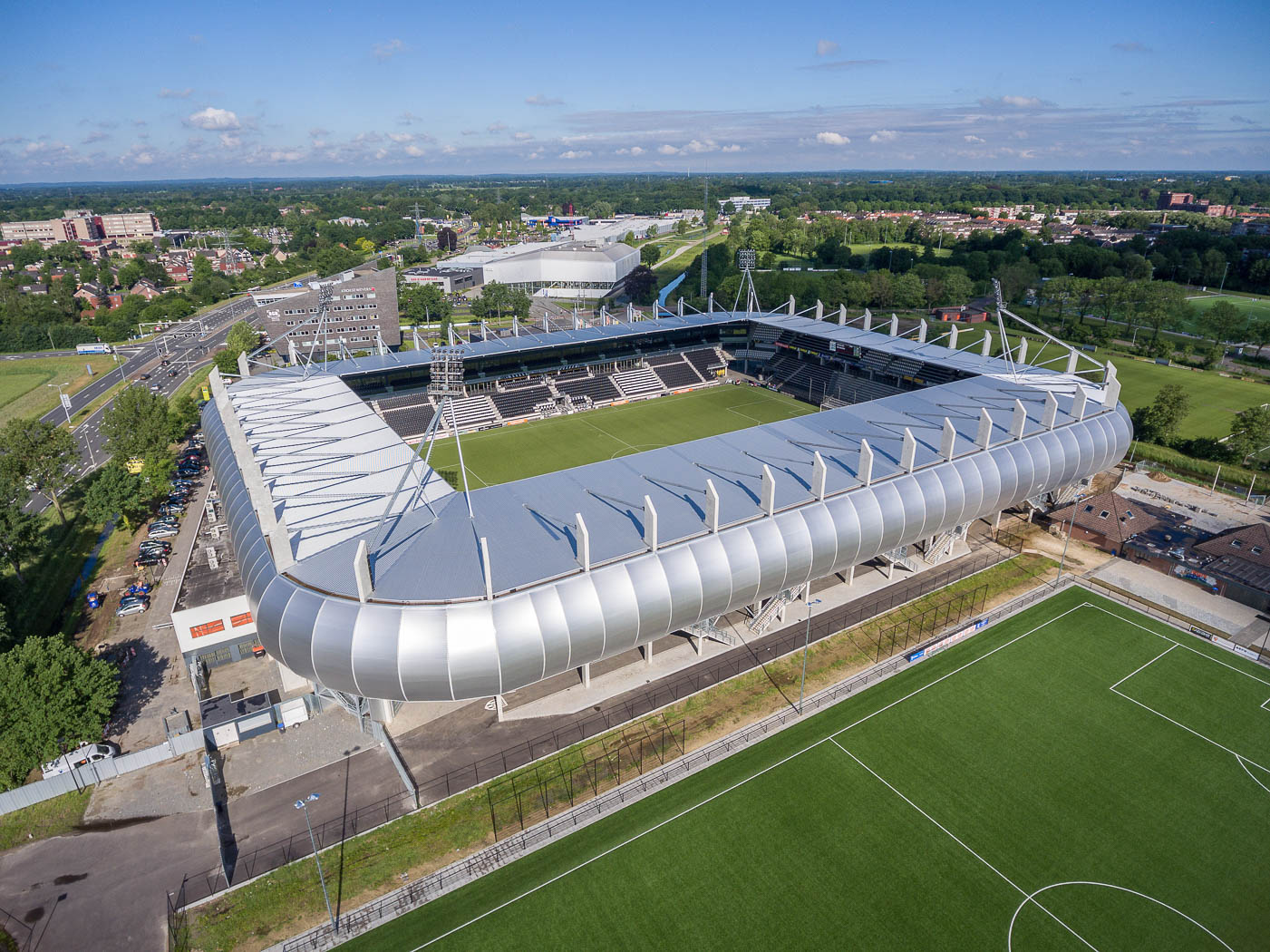 Drone foto van het vernieuwbouwde stadion van Heracles in Almelo.