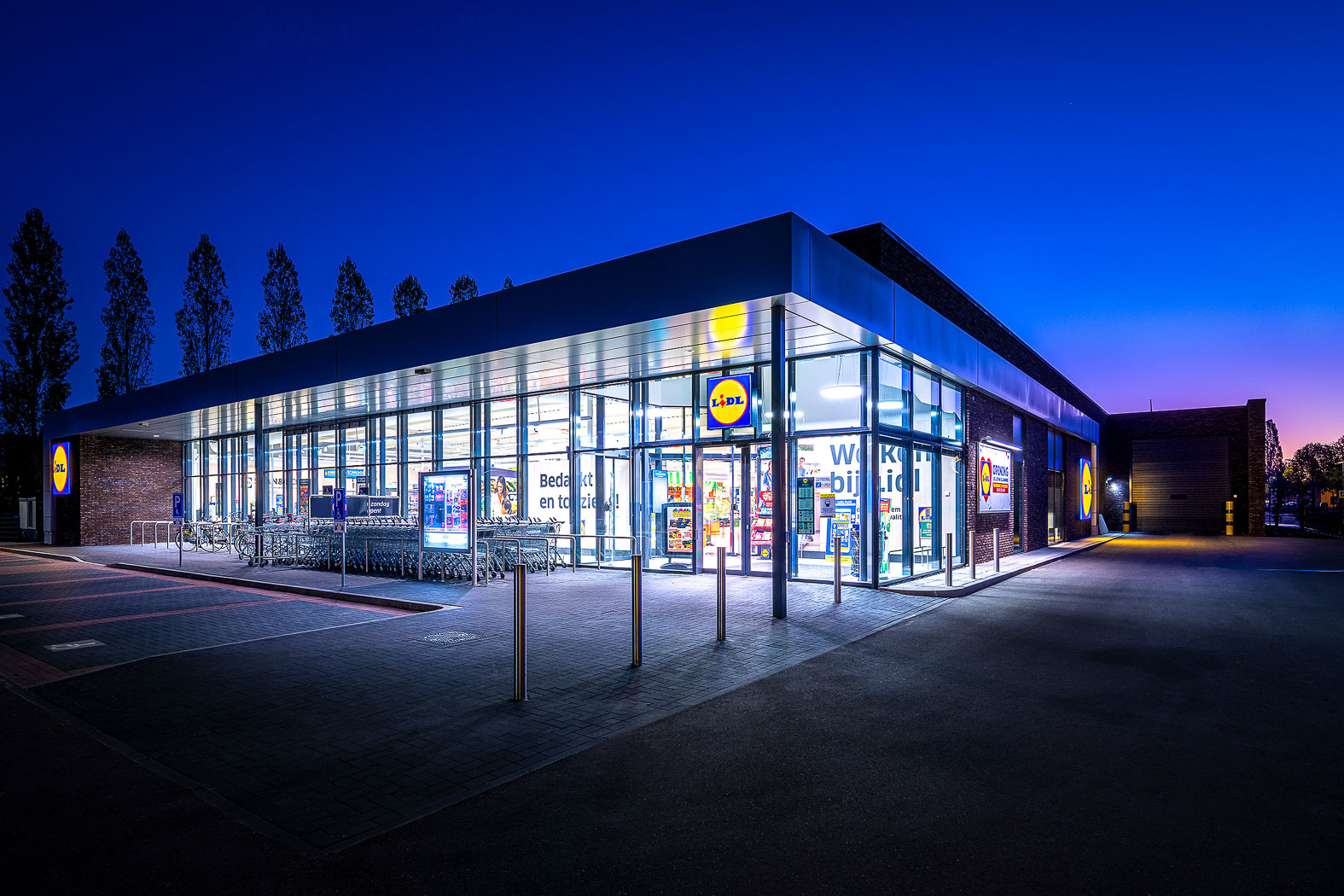 Winkelfront lidl in het donker - mooi verlichte zaak.