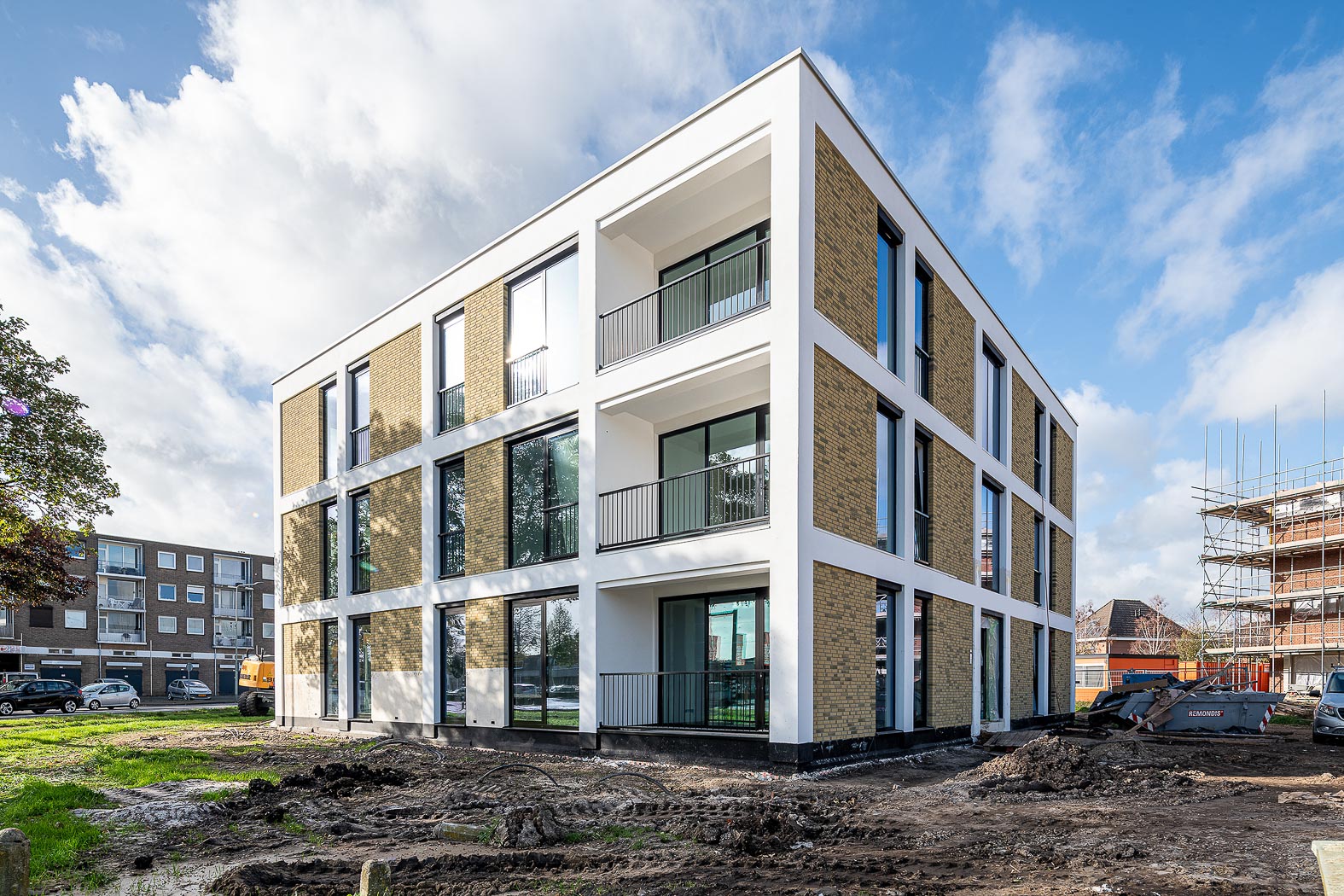 Woonstaete woonvilla met 12 appartementen.