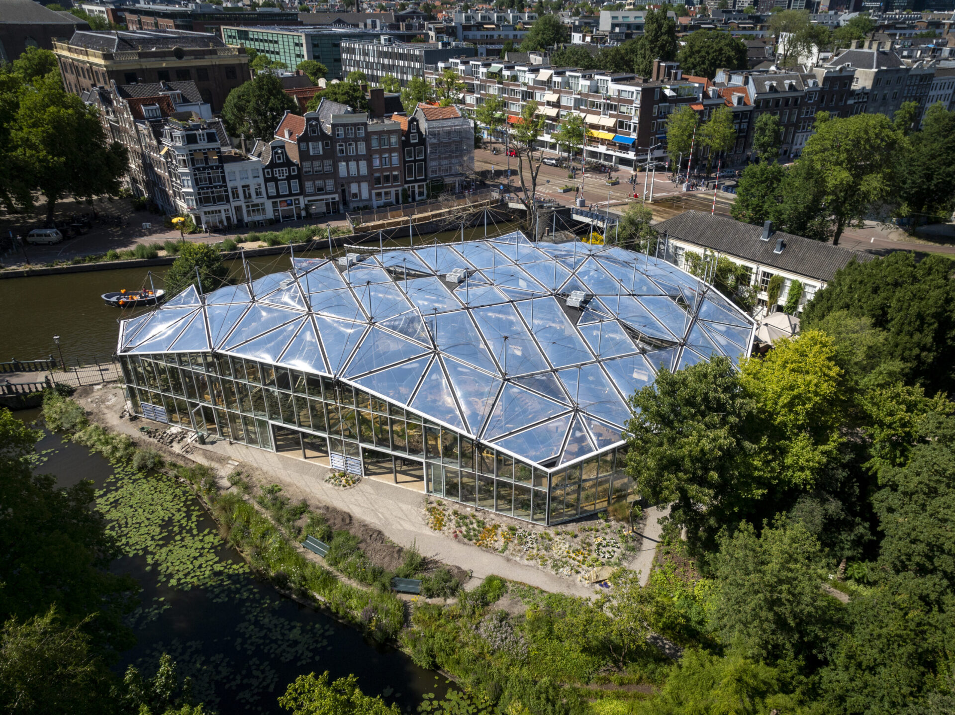 Renovatie klimatenkas Hortus Botanicus Amsterdam met verduurzaming en creatieve oplossingen. Bovenaanzicht.