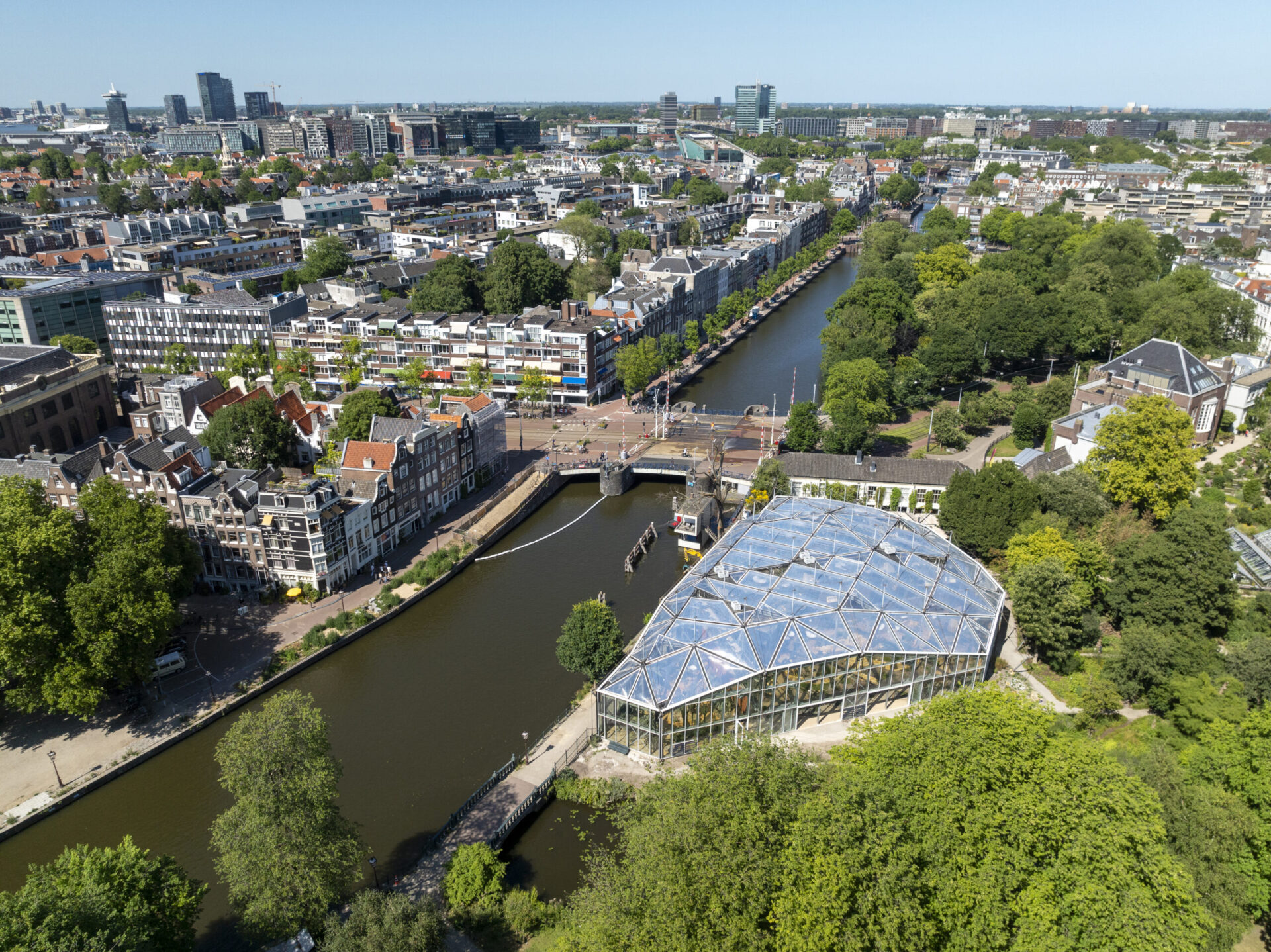 Renovatie klimatenkas Hortus Botanicus Amsterdam met verduurzaming en creatieve oplossingen. Hortus met gracht.