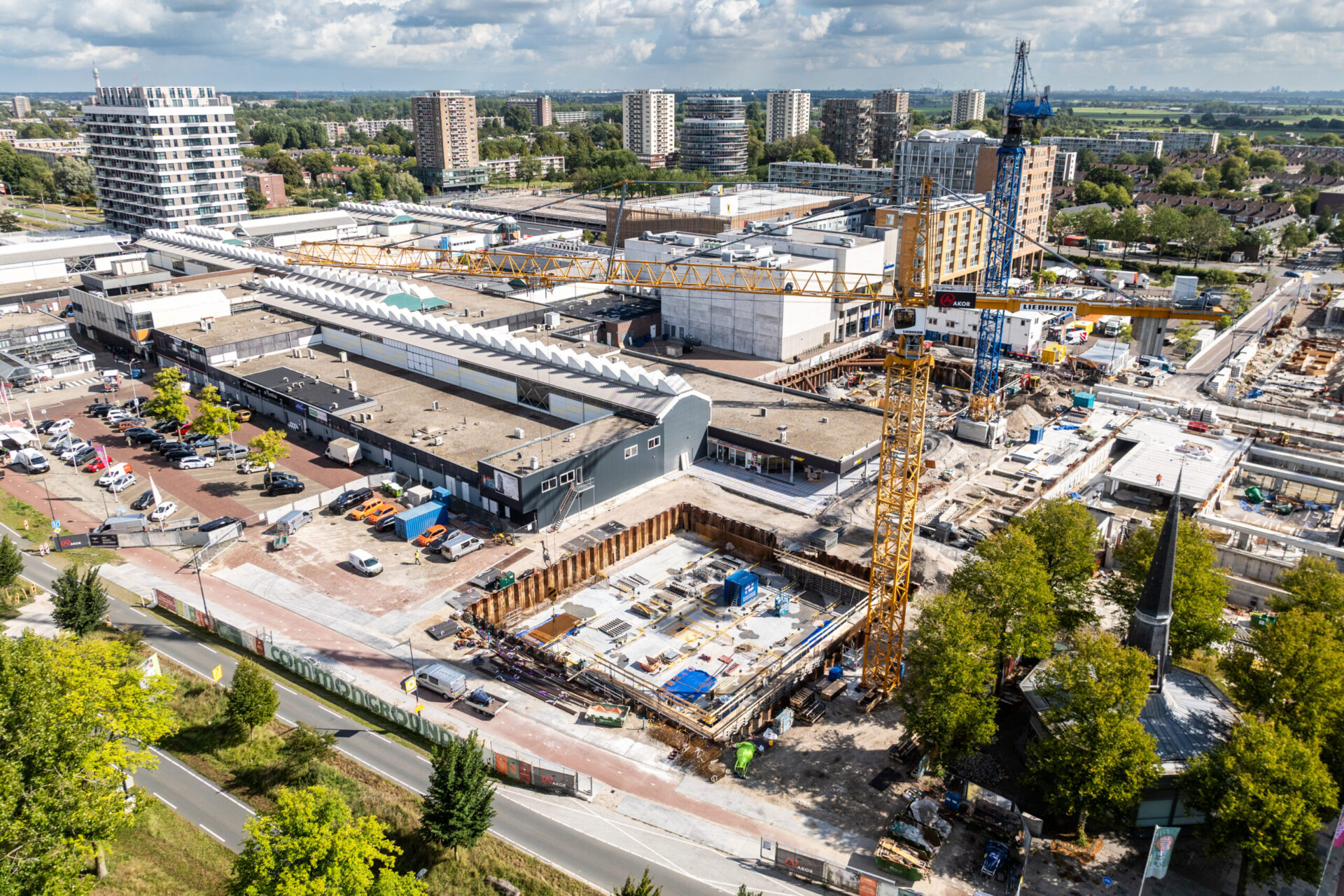 Nieuwbouw van woontoren Rivieraplein in Haarlem.