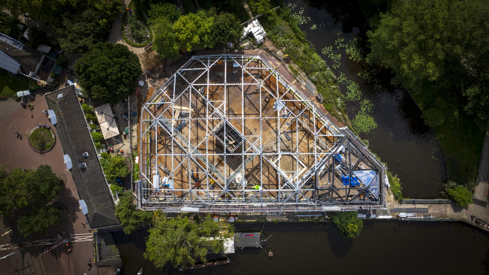 Renovatie klimatenkas Hortus Botanicus Amsterdam met verduurzaming en creatieve oplossingen. Bovenkant tijdens bouw.