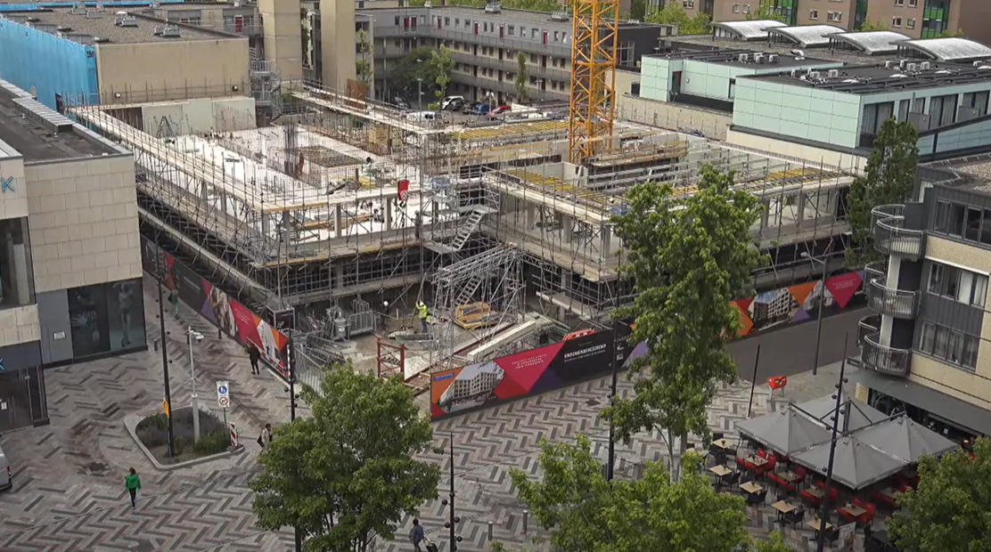 Metropool Zuid: het resultaat van kwaliteit, vakmanschap en logistiek inzicht. Kraan middenin gebouw.