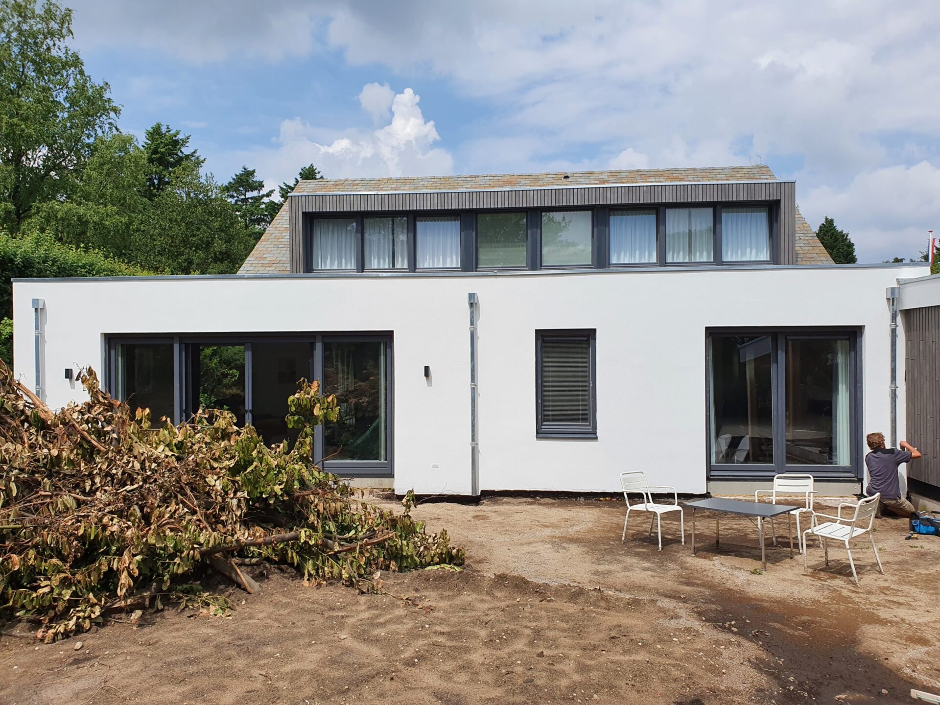 Minimalistische achtergevel met leistenen en stucwerk gevelbekleding. Deze woning in Schaarsbergen kreeg een complete verbouwing en uitbouw met oog voor detail, materiaalgebruik en uitstraling. Een eigentijdse renovatie met karakter.