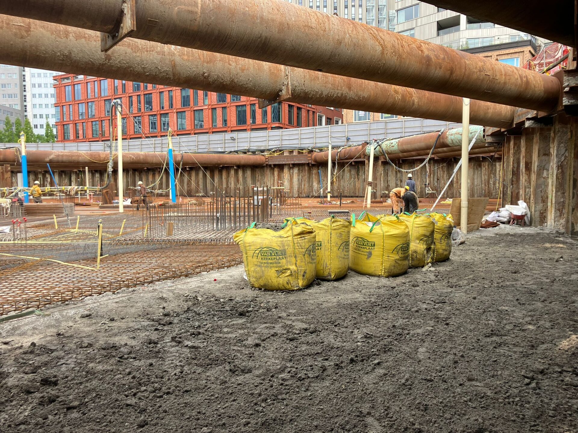 De bouwkuip van projectleiden de Geus met de grote metalen stempels die de damwanden op de plek houden. Een knap staaltje vakmanschap van aannemer en constructeur.